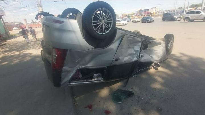 Три автомобиля столкнулись на Сокурском тракте в Саратове: один перевернулся