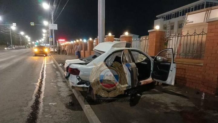 Ночью иномарка врезалась в столб в Саратове: пострадали два молодых человека