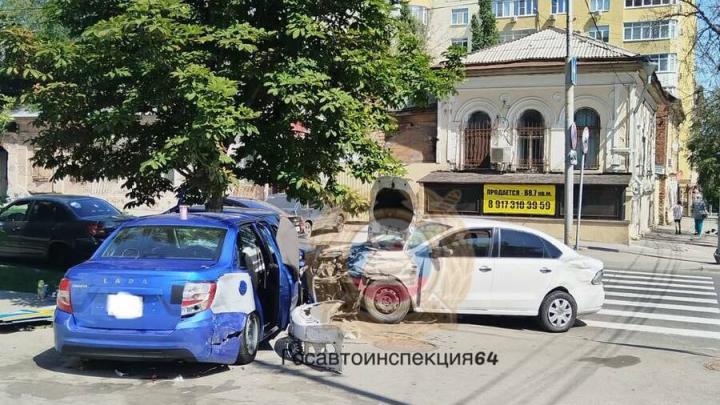 Ночное ДТП в центре Саратова: иномарка и отечественный автомобиль «встретились» на Первомайской