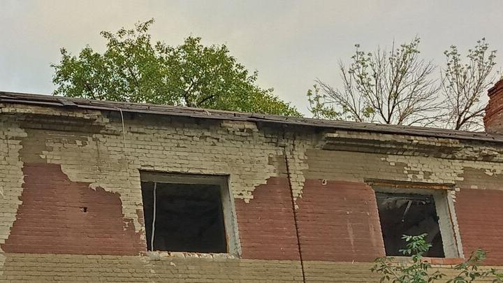 Огонь охватил заброшку в центре Саратова