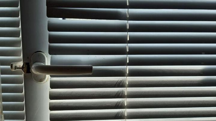 Минздрав: защитите детей от падений из окон