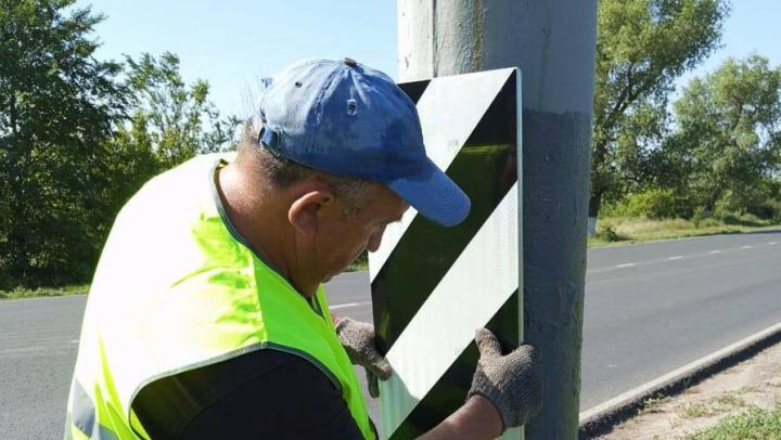 На оживленной магистрали в Энгельсе установили 130 светоотражающих элементов