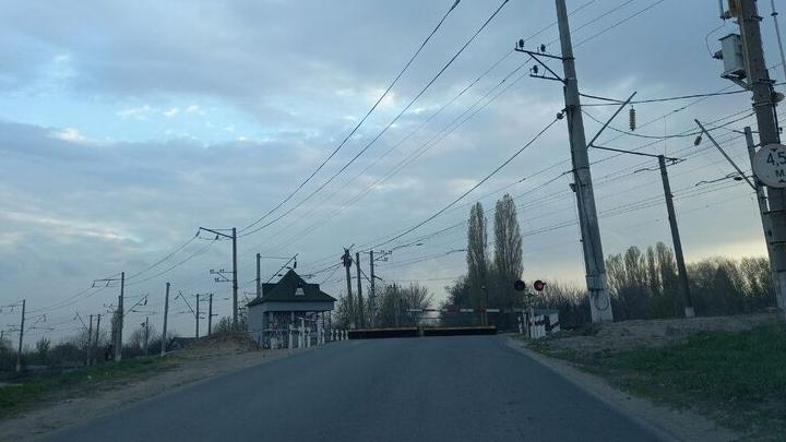 В Заводском районе Саратова временно закроют железнодорожный переезд