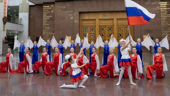 Саратовцев приглашают принять участие в акции ко Дню российского флага