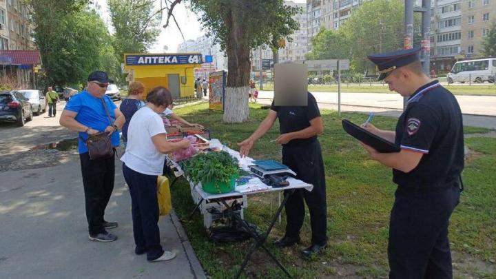 В Энгельсе нелегального торговца отправили в спецприемник за неоплаченные штрафы