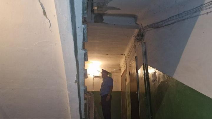 В саратовской многоэтажке обрушился лестничный пролет