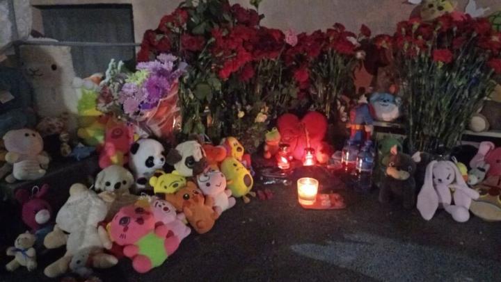 Саратовцы устроили стихийный мемориал у взорвавшегося дома