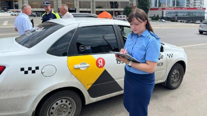 В Саратове выявили таксистов-нелегалов