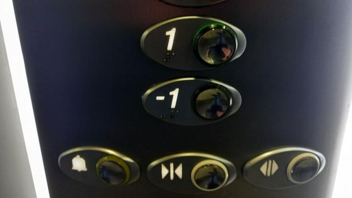 Саратовчанка случайно застрелила друга в лифте