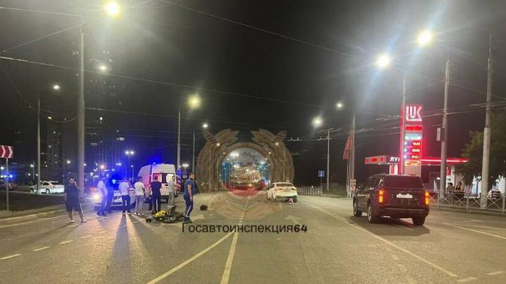 Ночью в Саратове автомобиль сбил молодого велосипедиста