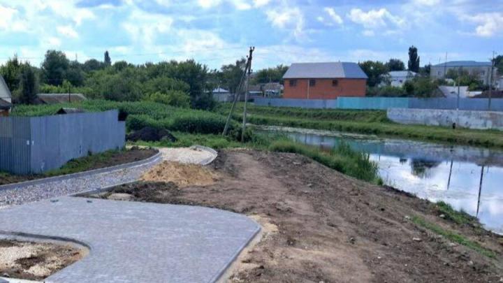 В Калининске обустраивают берег реки Баланды: здесь появятся пляж, фудкорт и амфитеатры