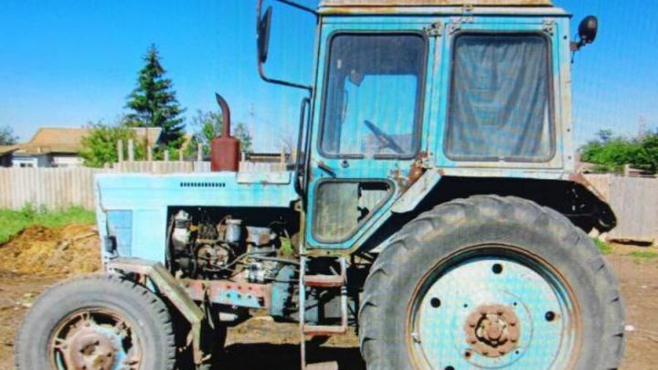 В Питерском районе рабочий угнал трактор у фермера