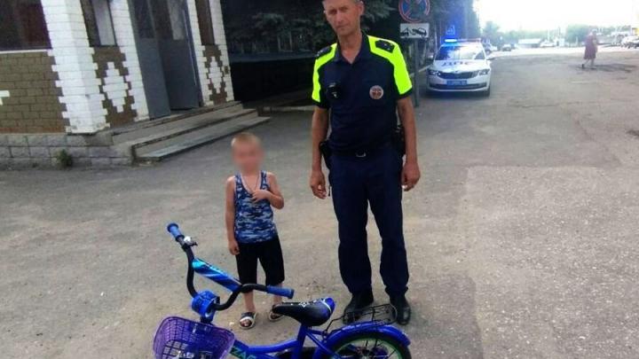 В Аткарске в потоке машин полицейские обнаружили 4-летнего велосипедиста