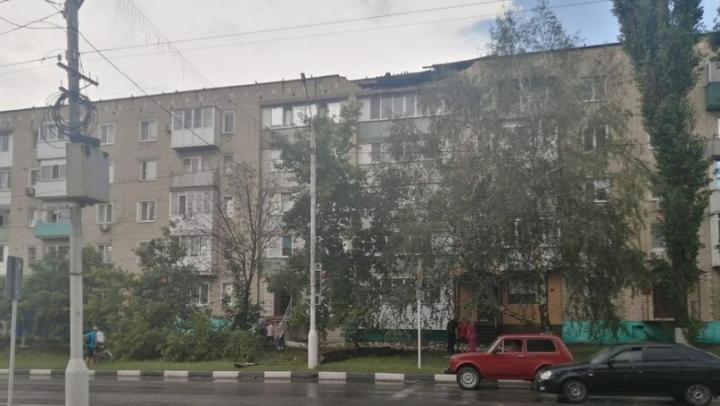 В Калининске гроза разрушила парапет многоэтажки