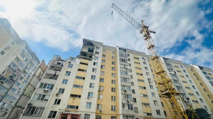 На территории дома на Блинова в Саратове собрали кран для демонтажа