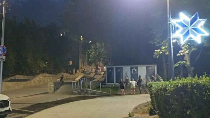 Зловонные потоки несколько недель льются к Ротонде на набережной Саратова