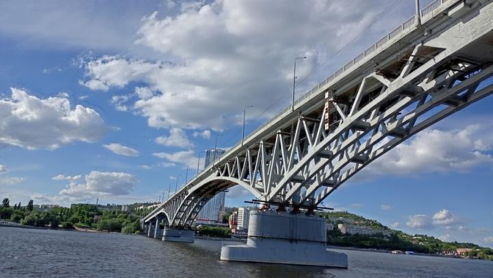Спасатели сняли с моста Саратов-Энгельс мужчину 