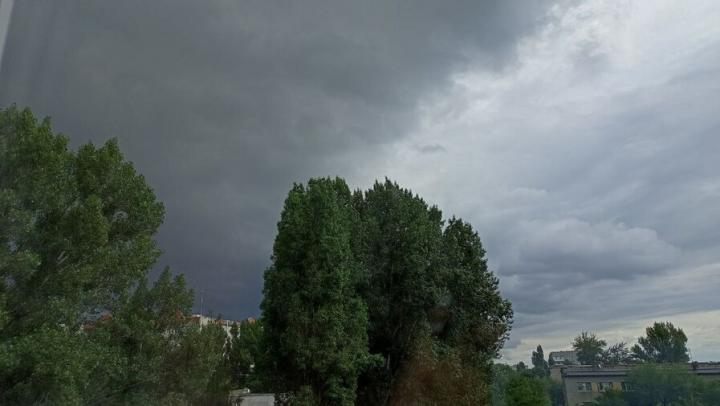 В ближайшие сутки саратовцев ждет ливень, гроза и +32°