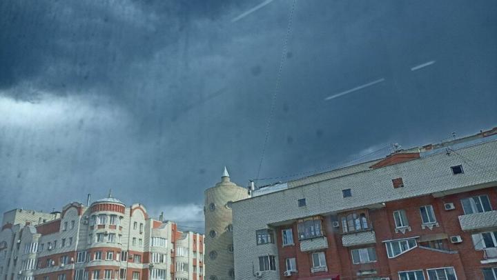 В Саратове снова ожидается гроза и сильный ветер