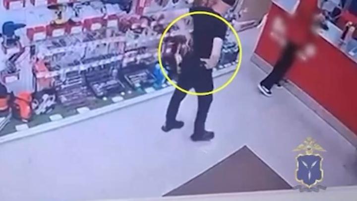 В Саратове рецидивист попал в кадр при краже дрели