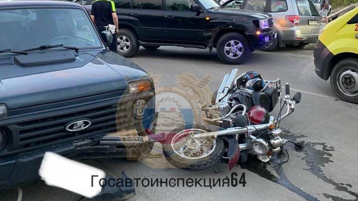 Две машины и мотоцикл столкнулись в Саратове: байкер госпитализирован