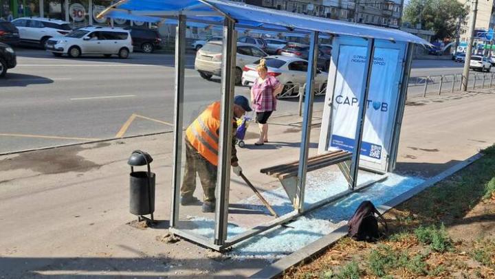 В Саратове вандалы разбили остановку на Улешах