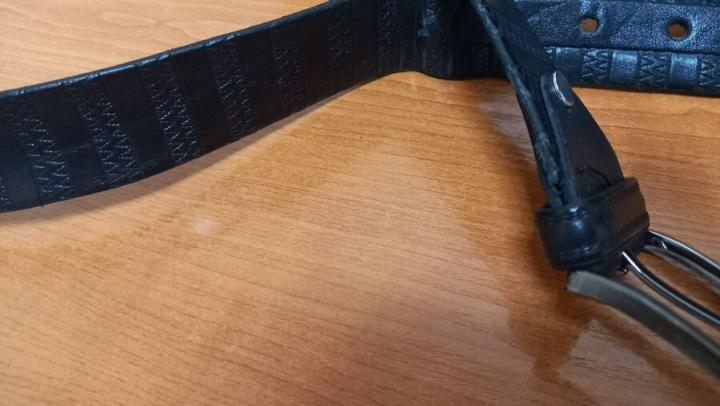 В Саратове двое вымогателей отстегали ремнем парня