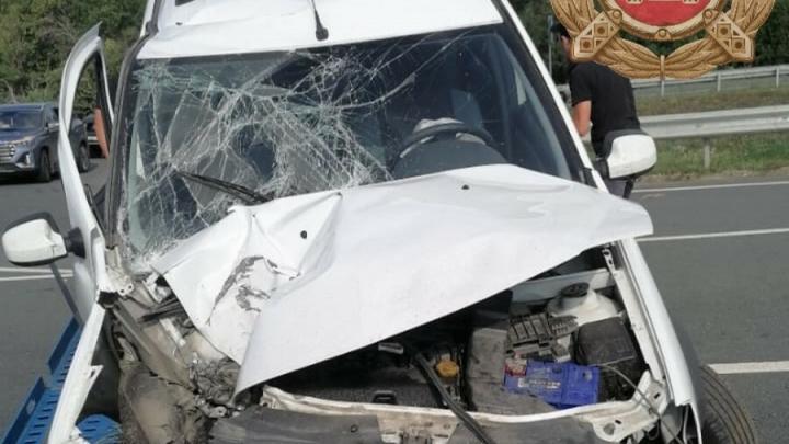 «Ларгус» врезался в столб под Хвалынском: двое в больнице