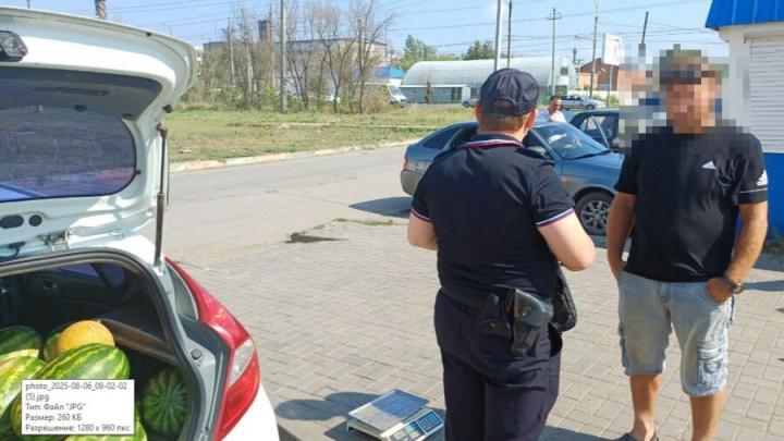 В Энгельсе четверо незаконных торговцев были отправлены под арест