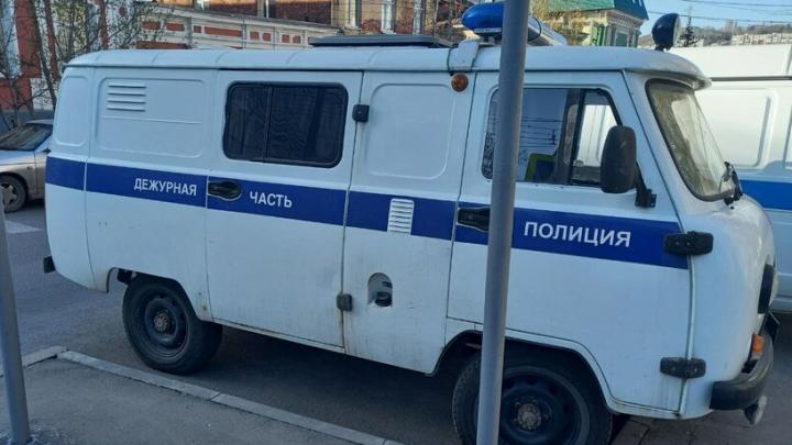 В Саратове толпа подростков избила мужчину с дочкой