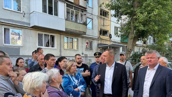 Атака БПЛА в Саратовской области: людей выселили, окна выбиты, машины повреждены