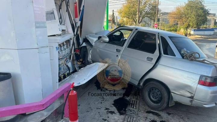 В Саратове "десятка" врезалась в заправку: молодой водитель в больнице В Саратове "десятка" врезалась в заправку: молодой водитель в больнице