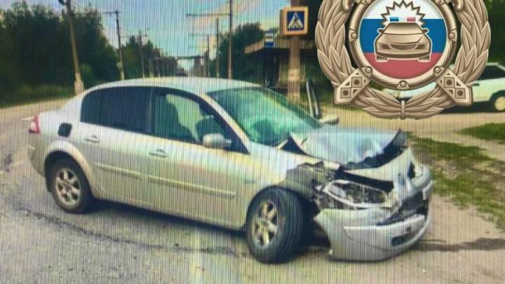 В Балакове столкнулись Renault и Geely: пострадали женщина и 11-летняя девочка