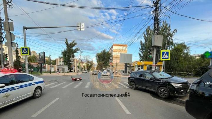 Молодой мотоциклист пострадал в ДТП с кроссовером в центре Саратова