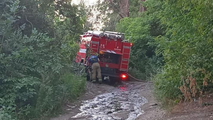 В Саратове полыхал нежилой дом и сараи в Юрише