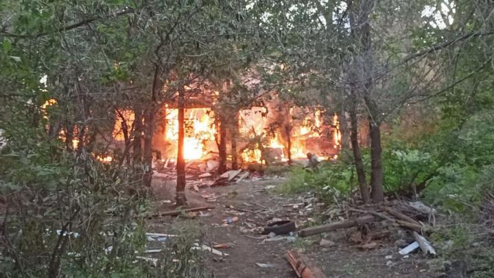 В Заводском районе Саратова горела расселенная четырёхэтажка