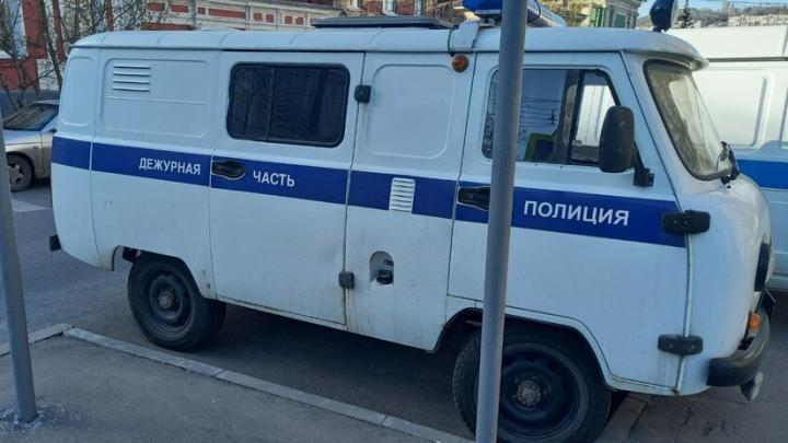 Саратовчанка украла деньги с карты и избила полицейского