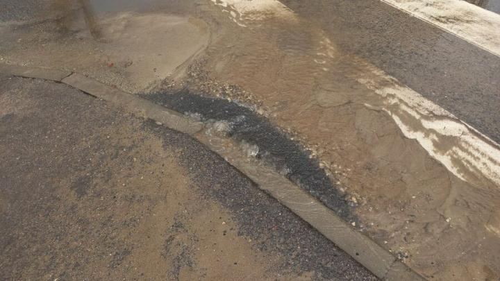 В Саратове потоки воды фонтанируют из-под бордюров