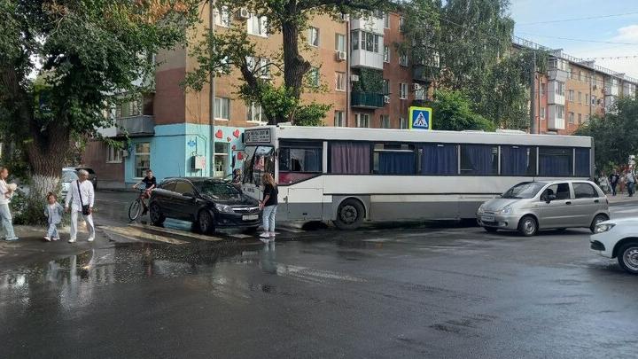 В центре Энгельса автобус столкнулся с двумя легковушками