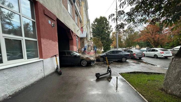 В Саратове Lexus сбил электросамокатчика: пострадавший в больнице