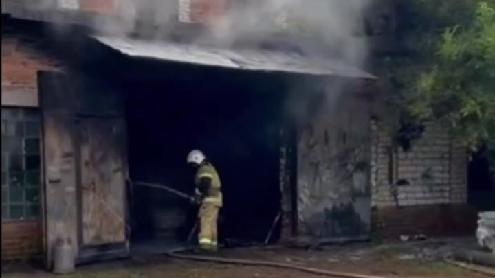 В Ершове потушили горящий гараж 