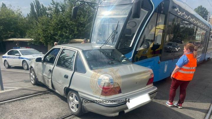 Иномарка столкнулась с трамваем в Заводском районе Саратова