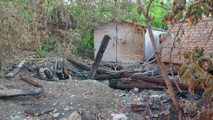 В Саратове пожарные тушили деревянный сарай