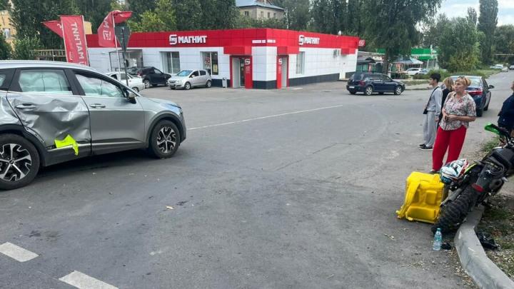 Подростки на мотоцикле попали в аварию с иномаркой в Саратове