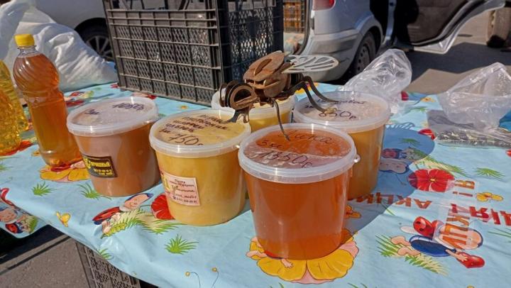 Сладкий выбор: на Театральной площади открылась ярмарка мёда