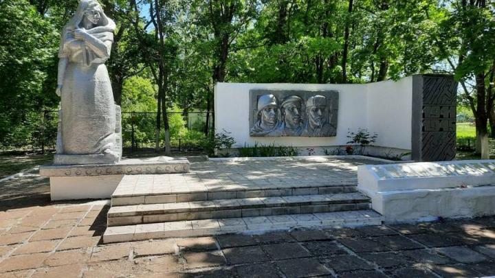 В трех селах Ртищевского района чиновники не следили за состоянием военных мемориалов