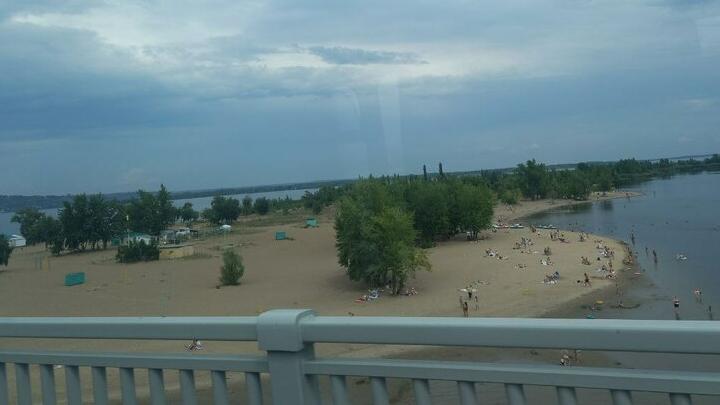 Двое саратовцев обокрали купающегося пенсионера