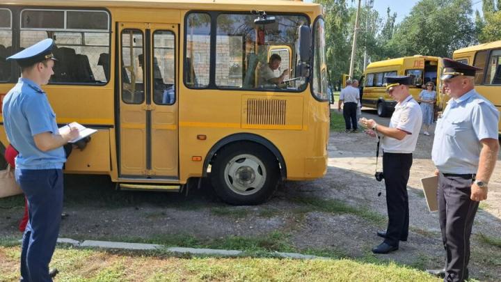 В Балаково собирались перевозить школьников на небезопасных автобусах