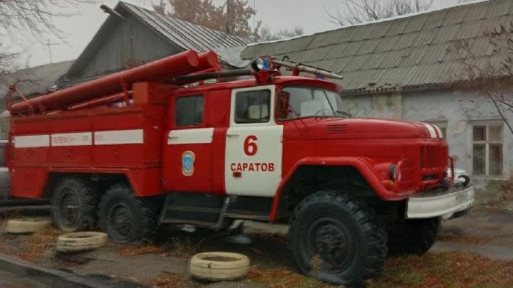 Пожарные спасали заброшку под Саратовом