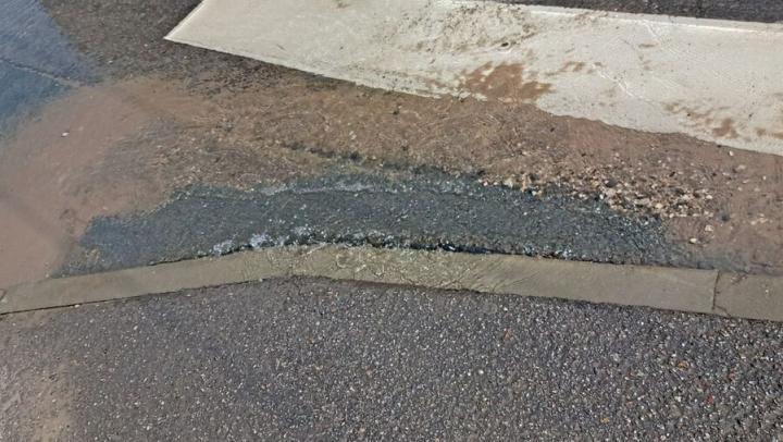 Потоки бьют из-под земли на улице Чернышевского в Саратове